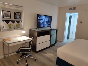 Deluxe Room, 2 Queen Beds, Pool View, Poolside