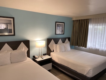 Deluxe Room, 2 Queen Beds, Pool View, Poolside