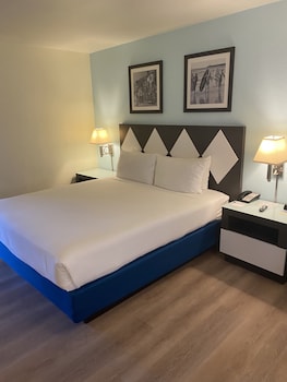 Deluxe Room, 1 King Bed, Pool View, Poolside
