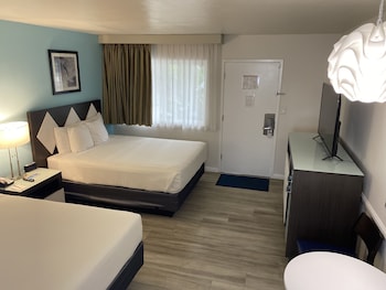 Deluxe Room, 2 Queen Beds, Pool View, Poolside