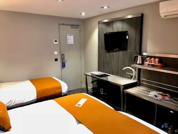 Family Room, 3 Twin Beds