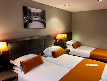 Family Room, 3 Twin Beds