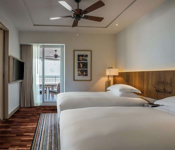 Executive Suite, 2 Twin Beds, Club Lounge Access, Oceanfront