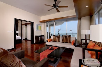 Suite, 1 King Bed, Club Lounge Access, Oceanfront