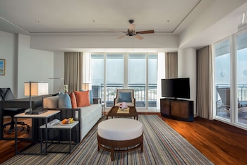 Executive Suite, 2 Twin Beds, Club Lounge Access, Oceanfront