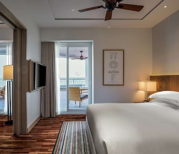 Suite, 1 King Bed, Club Lounge Access, Oceanfront