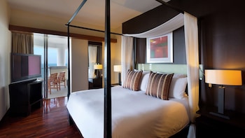 Suite, 1 King Bed, Club Lounge Access, Oceanfront