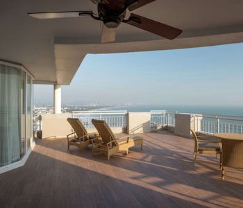 Executive Suite, 2 Twin Beds, Club Lounge Access, Oceanfront