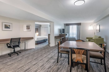 Suite, 1 King Bed, Accessible (Communications, Access Tub)