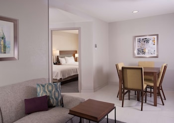 Suite, 2 Queen Beds, Accessible