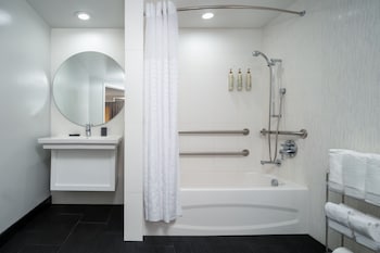 Deluxe Room, 1 King Bed, Lanai (Mobility/Hearing Accessible, Tub)