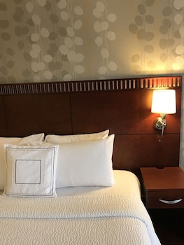 Room, 2 Queen Beds (Mobility Accessible, Roll-In Shower)