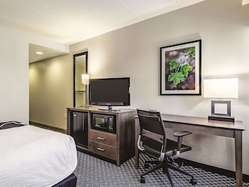 Room, 1 Queen Bed, Accessible, Non Smoking (Mobility/Hearing Impaired Accessible)