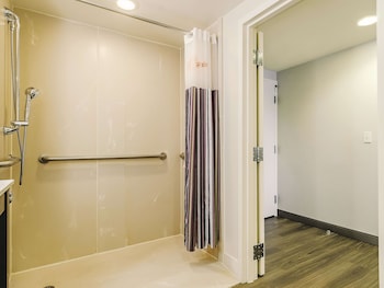 Room, 1 Queen Bed, Accessible, Non Smoking (Mobility/Hearing Impaired Accessible)