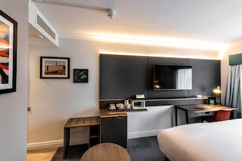 Standard Room, 1 Queen Bed