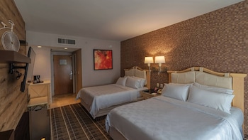 Standard Room, 2 Queen Beds, Garden View