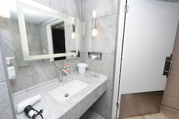 Standard Room, 1 King Bed, Accessible Bathtub