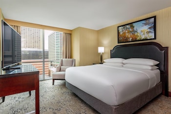 Suite, 1 King Bed, Non Smoking, Corner