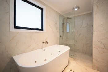 King Room with Spa Bath