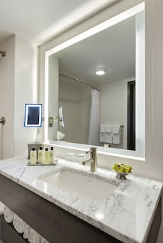 Classic Room, 1 King Bed, City View