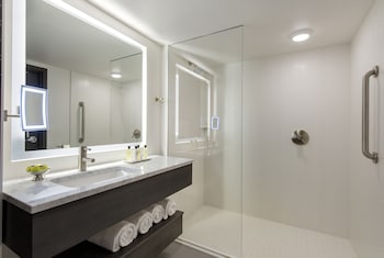 Classic Room, 1 King Bed (Walk-In Shower)