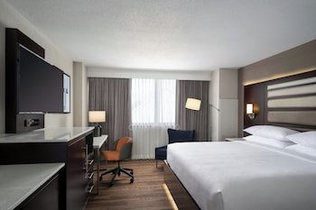 Room, 1 King Bed (Mobility/Hearing Access, Roll-in Shwr)