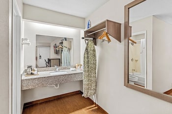 Deluxe Room, 1 Queen Bed, Smoking