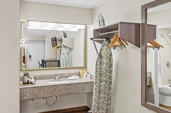 Deluxe Room, 1 Queen Bed, Smoking