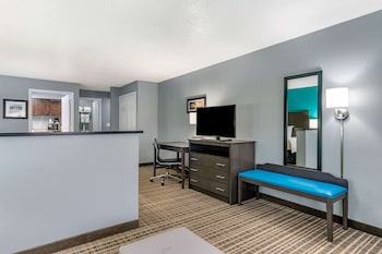 Suite, Multiple Beds, Non Smoking, Kitchen (2 Queen Beds, 1 Sofa Bed)