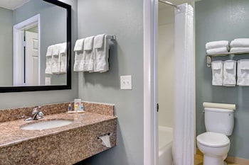 Suite, Multiple Beds, Non Smoking, Kitchen (2 Queen Beds, 1 Sofa Bed)