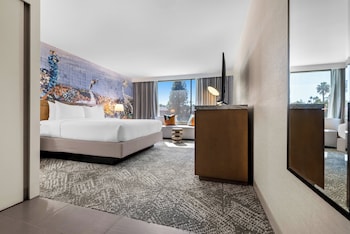 Standard Room, 1 King Bed, Mobility Accessible (Communications)
