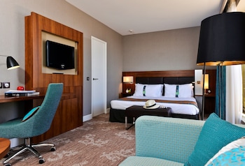 Suite, 2 Bedrooms (1 King & 2 Single Beds)