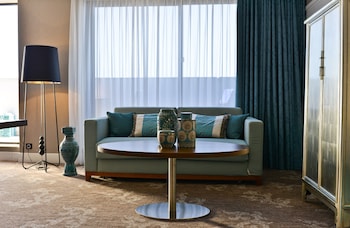 Suite, 2 Bedrooms (1 King & 2 Single Beds)