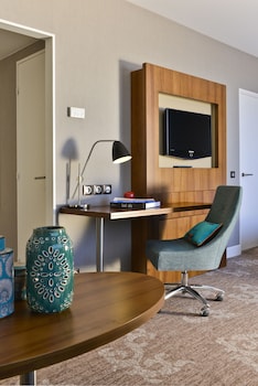 Suite, 2 Bedrooms (1 King & 2 Single Beds)
