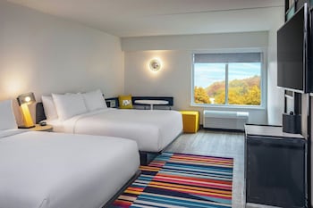 Room, 2 Queen Beds (Mobility/Hearing Accessible, Tub)