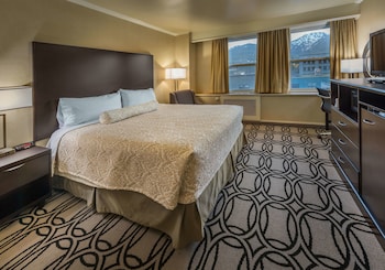 Standard Room, 1 Queen Bed, Non Smoking, Refrigerator & Microwave