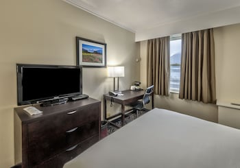 Standard Room, 1 Queen Bed, Non Smoking, Refrigerator & Microwave