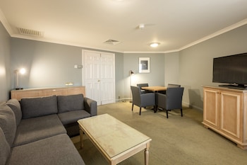Suite, 1 King Bed, Corner