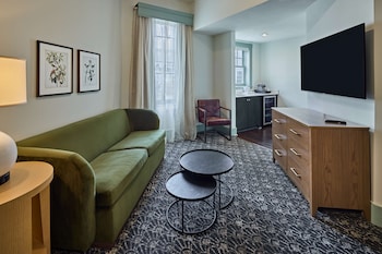 Suite, 1 Queen Bed