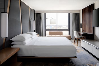Studio Suite, 1 King Bed with Sofa bed (Mobility Accessible, Tub)