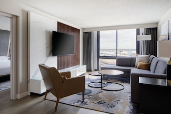 Studio Suite, 1 King Bed with Sofa bed (Hearing Accessible)