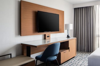 Concierge Room, Club Room, 1 King Bed with Sofa bed