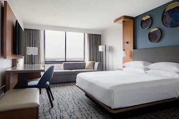 Concierge Room, Club Room, 1 King Bed with Sofa bed