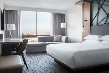 Club Room, 1 King Bed with Sofa bed (Mobility Accessible, Tub)
