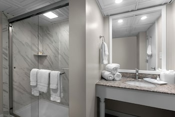 Deluxe King Creek Side