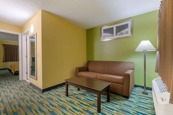 1 King Bed, Suite, Nonsmoking