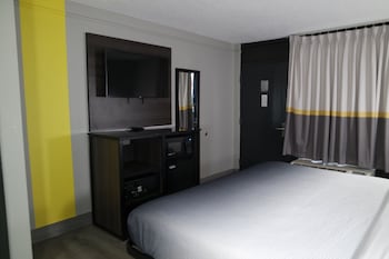 Room, 1 King Bed, Mobility Accessible, Non Smoking (Roll-in Shower)