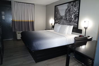 Room, 1 King Bed, Mobility Accessible, Non Smoking (Roll-in Shower)