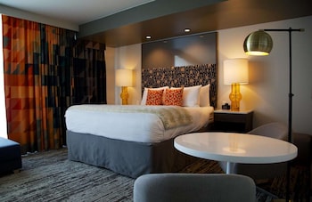 Suite, 1 King Bed, Accessible, City View