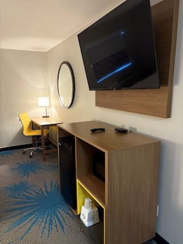 Standard Room, 1 Queen Bed